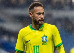 Neymar recebe placa da CBF, comemora conquista e elogia Pelé: “Isso não implica que eu seja superior”